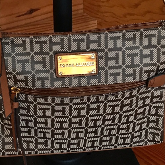 Tommy Hilfiger Tan Brown Crossbody Bag, EUC, 10.5” x 7” - Picture 2 of 13